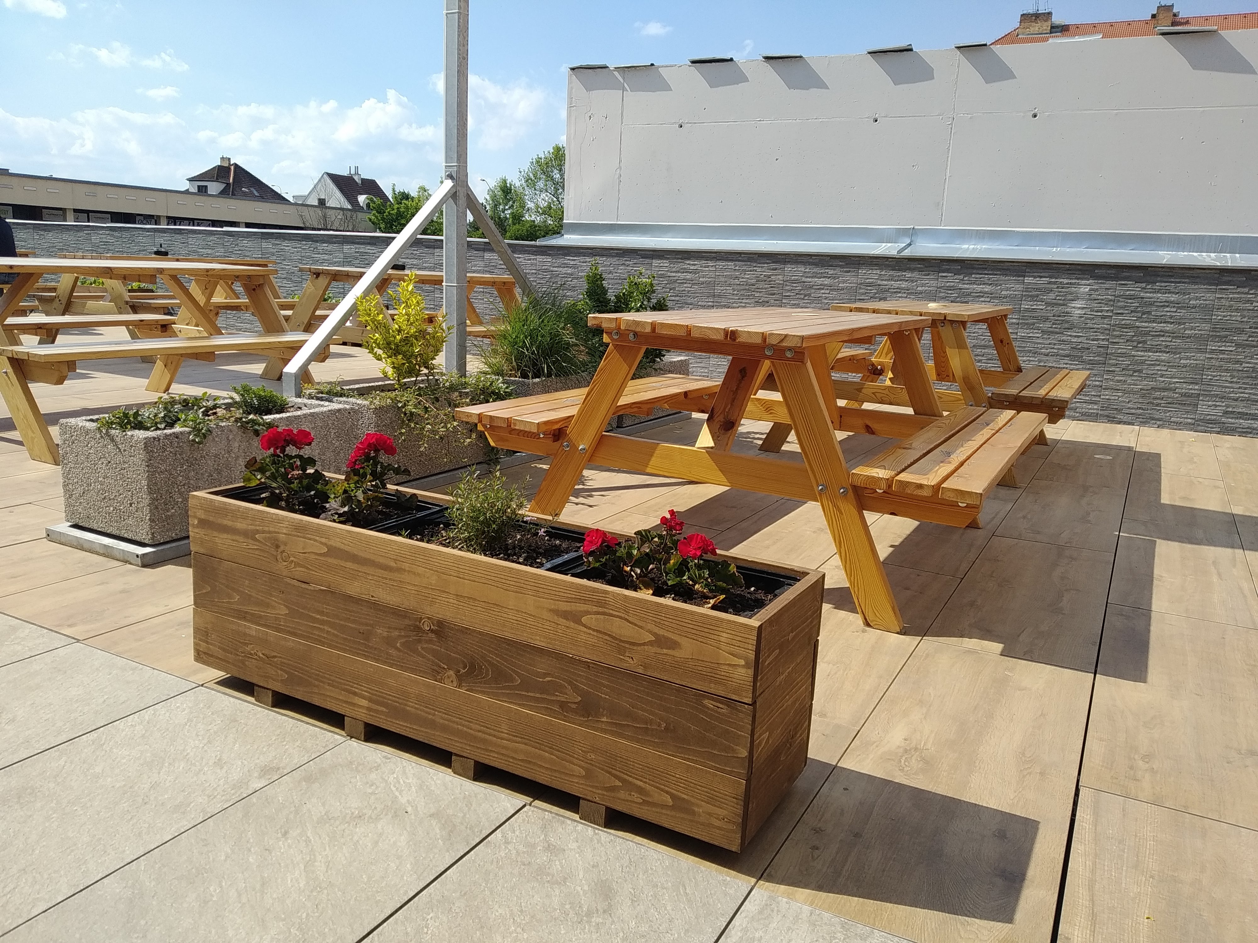 Dřevěné truhlíky na zahrádky restaurací