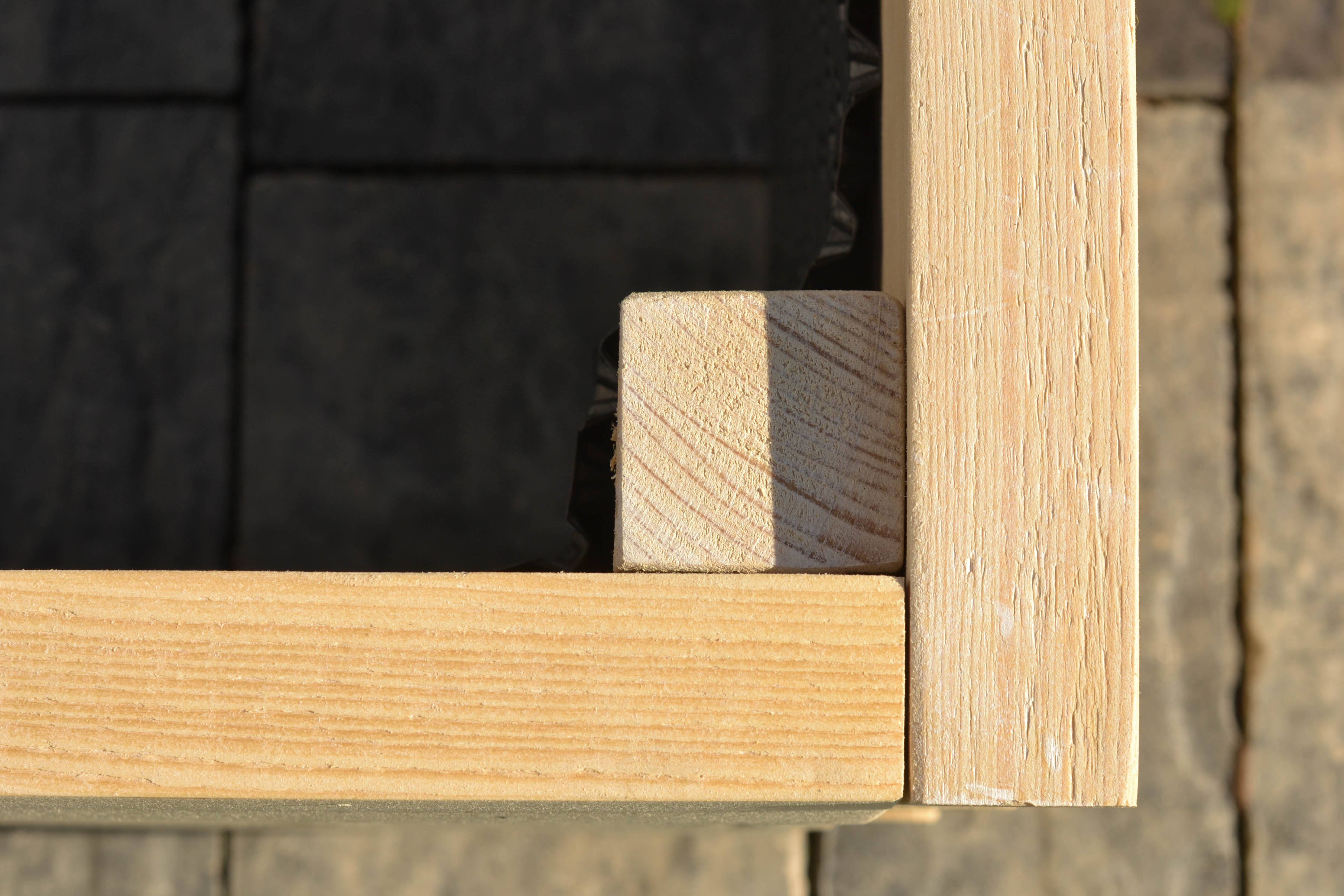 Detail konstrukce vyvýšeného záhonu – spoj fošen 4 cm