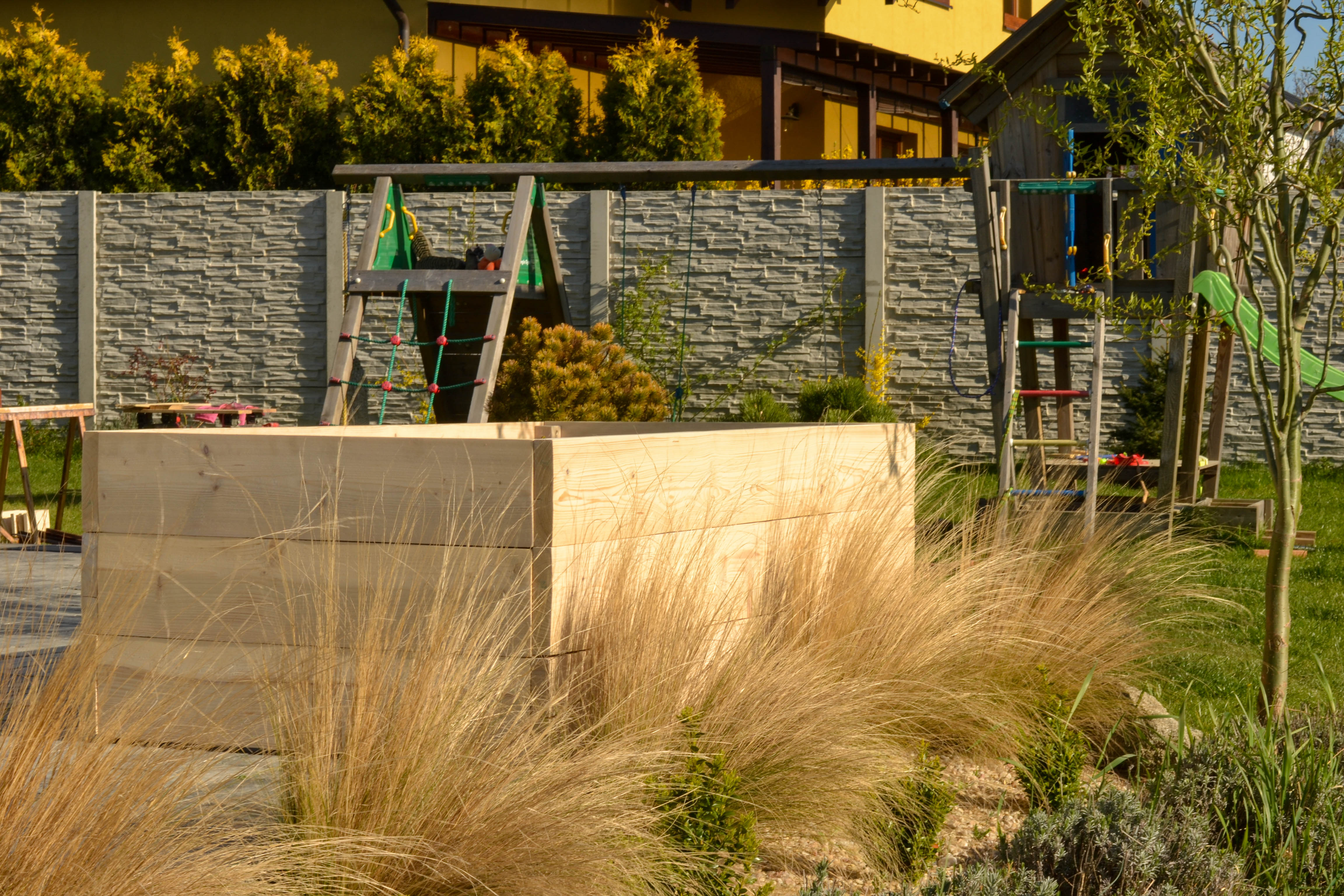 Vyvýšený dřevěný záhon na zahradě v přírodním prostředí