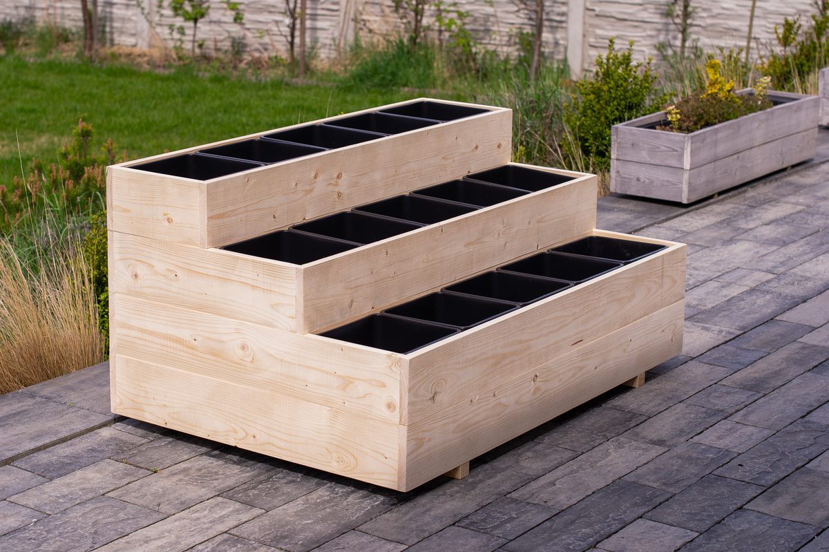 Dřevěný jahodník 130 cm ve třech schodech – reálná produktová fotka
