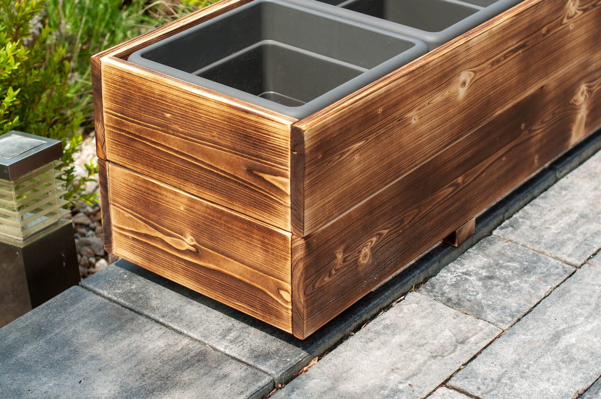 Samozavlažovací truhlík opalovaný – detail dřevěné konstrukce a vložek