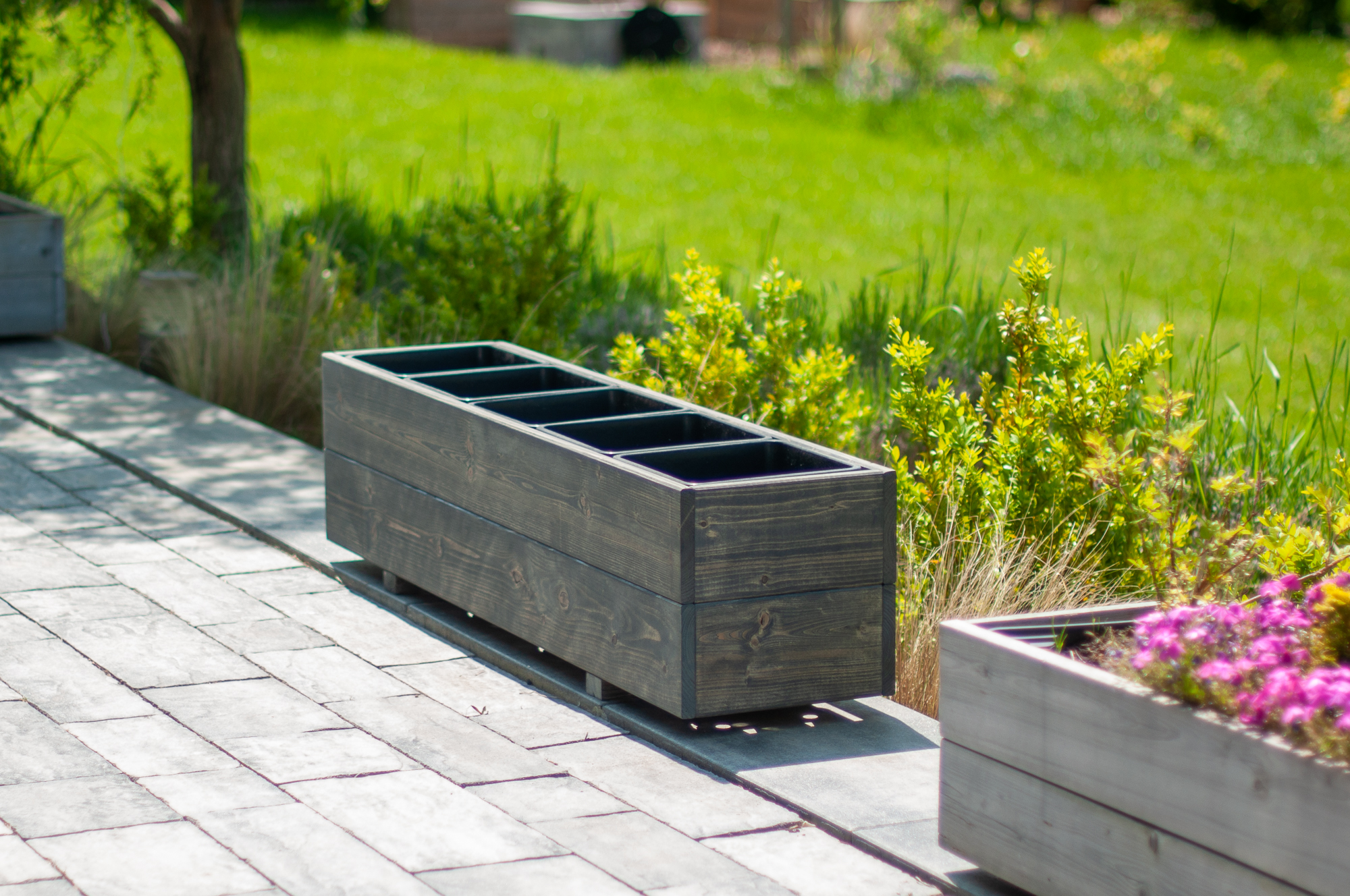 Dřevěný truhlík v antracitové barvě