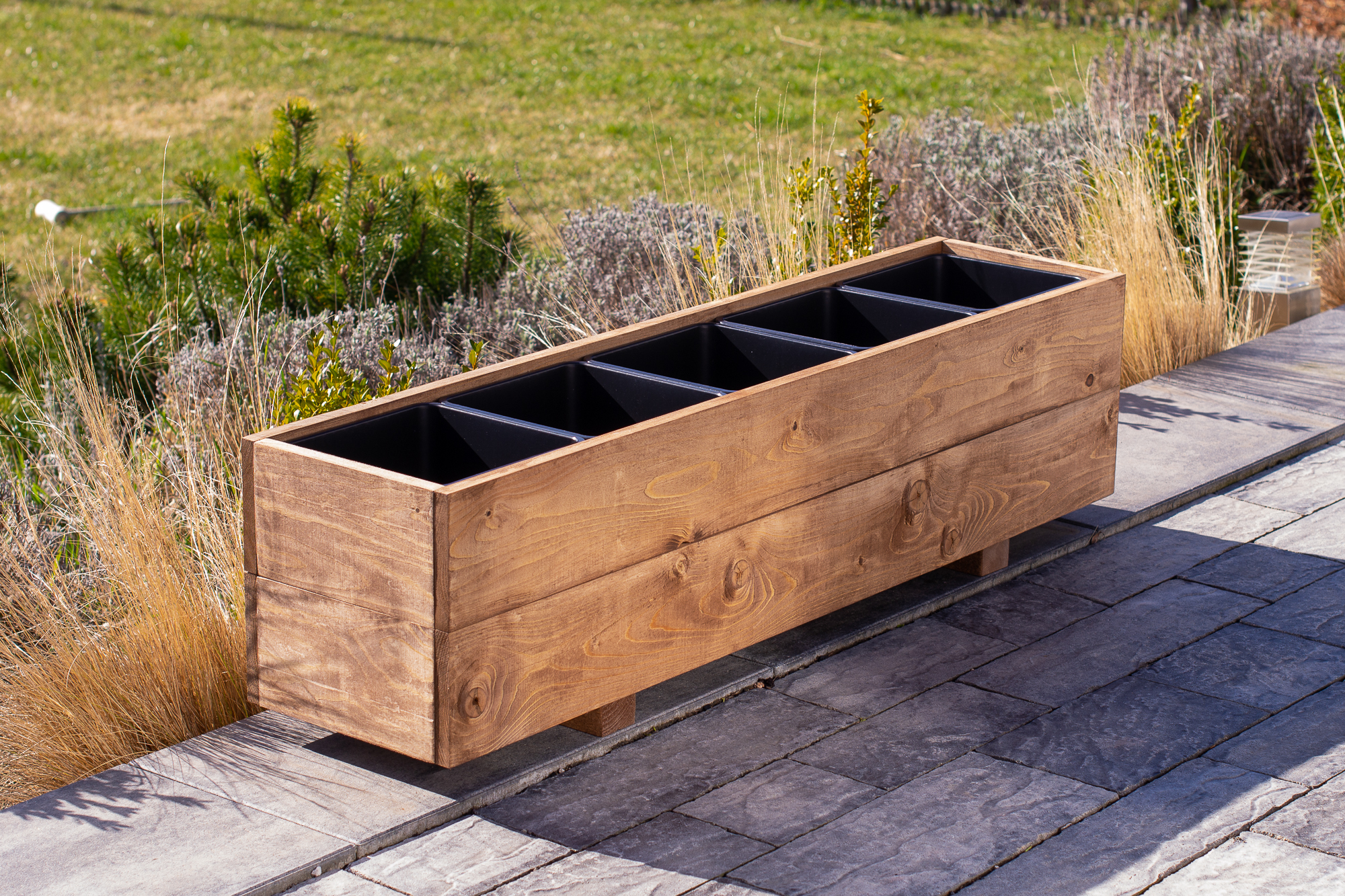 Dřevěný truhlík v barvě ořech s vyjímatelnými nádobami