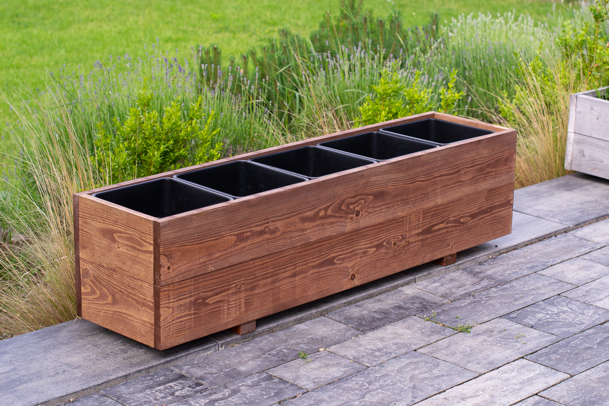 Dřevěný truhlík v barvě teak s plastovými nádobami