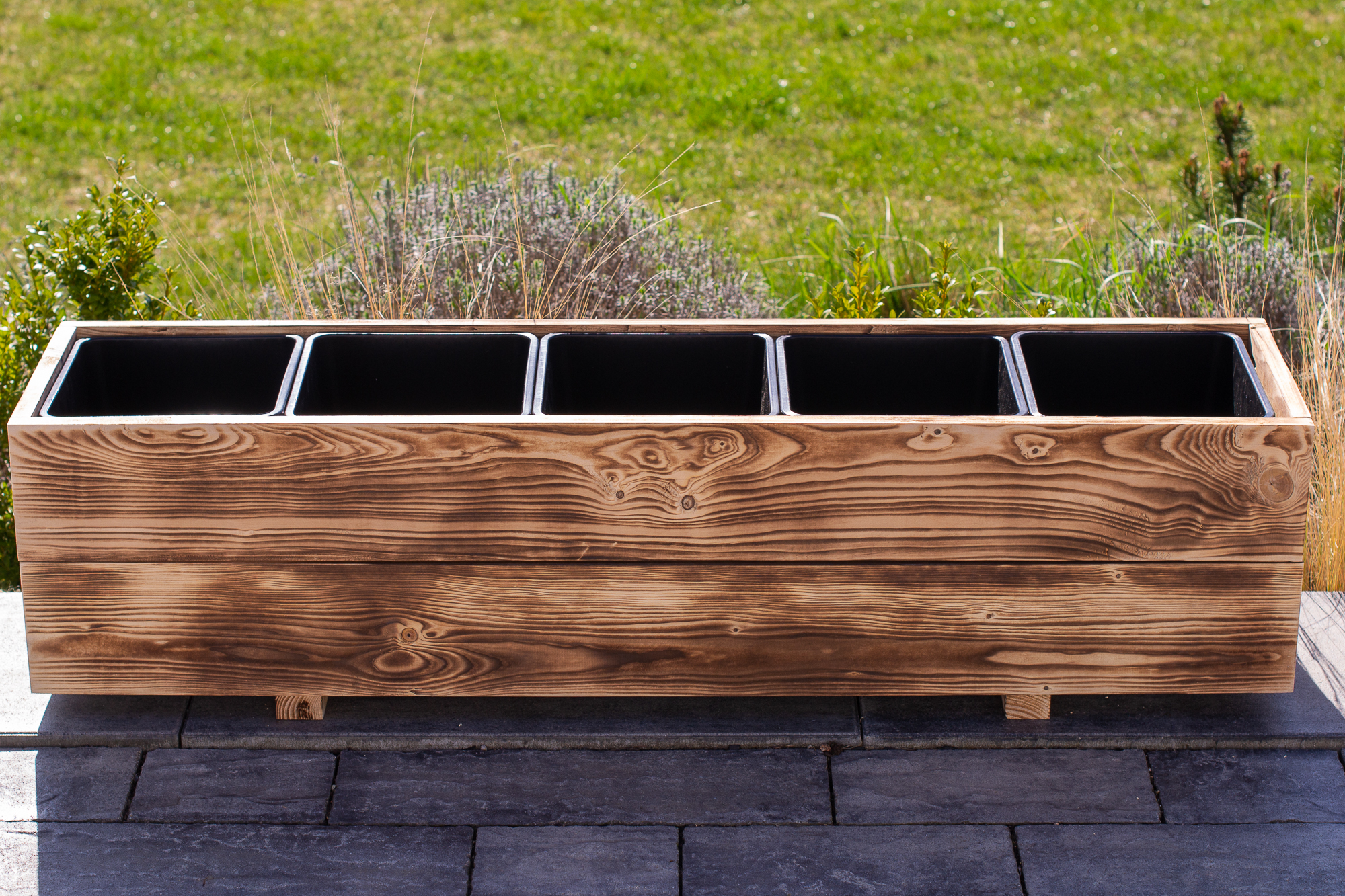 Opalovaný dřevěný truhlík 130 cm – čelní pohled s vyjímatelnými nádobami