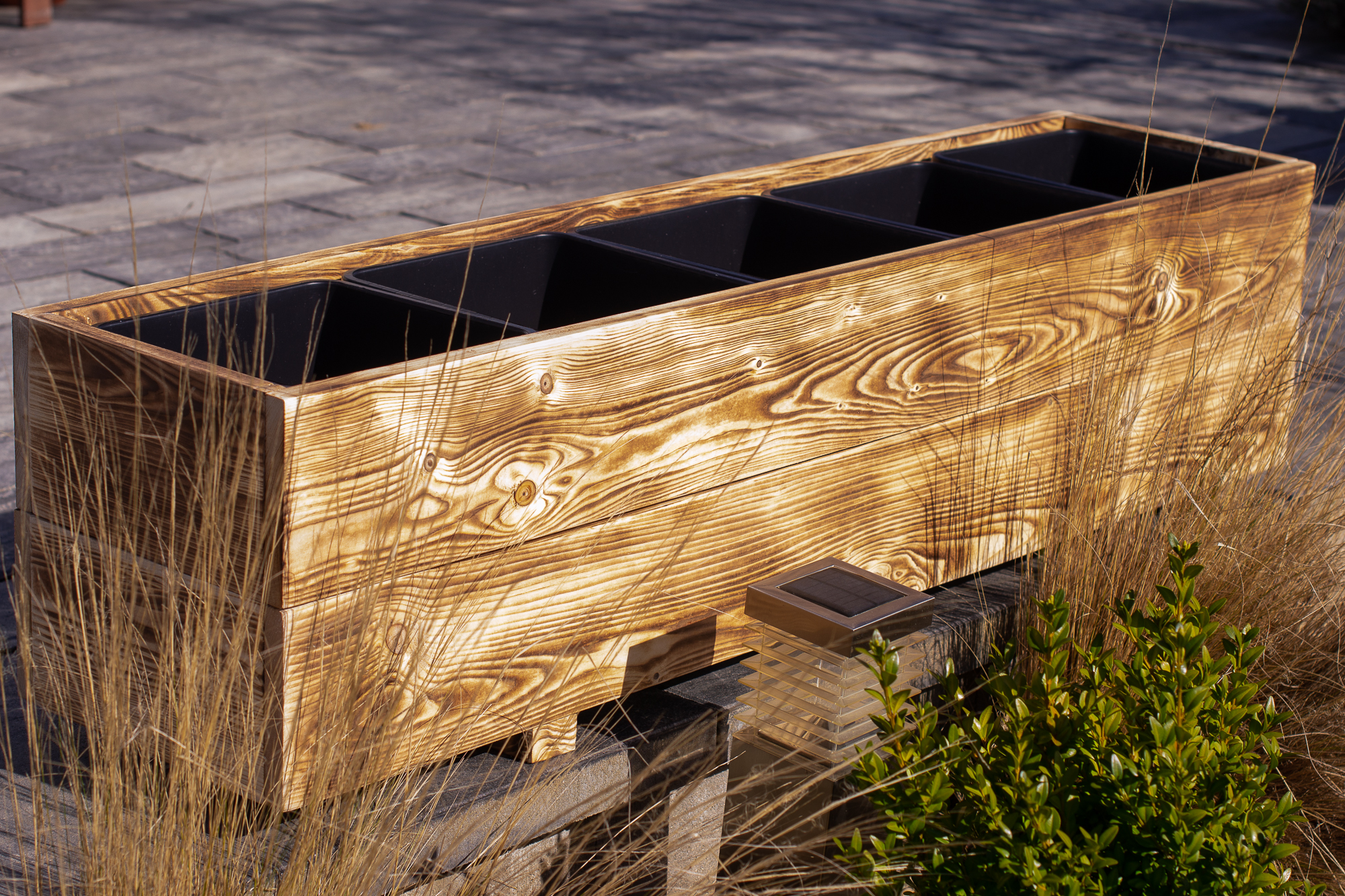 Detail kresby opalovaného dřeva na truhlíku – unikátní struktura po opálení plamenem