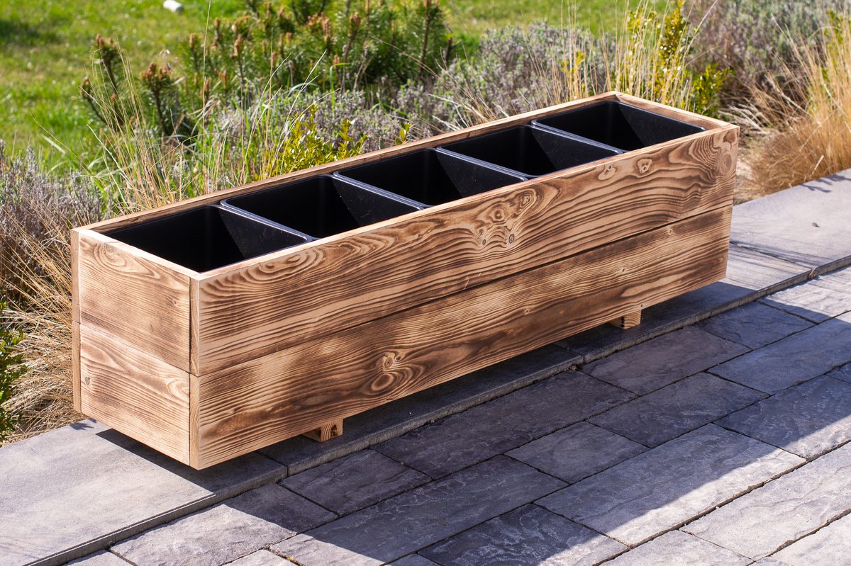 Opalovaný dřevěný truhlík s vyjímatelnými plastovými nádobami