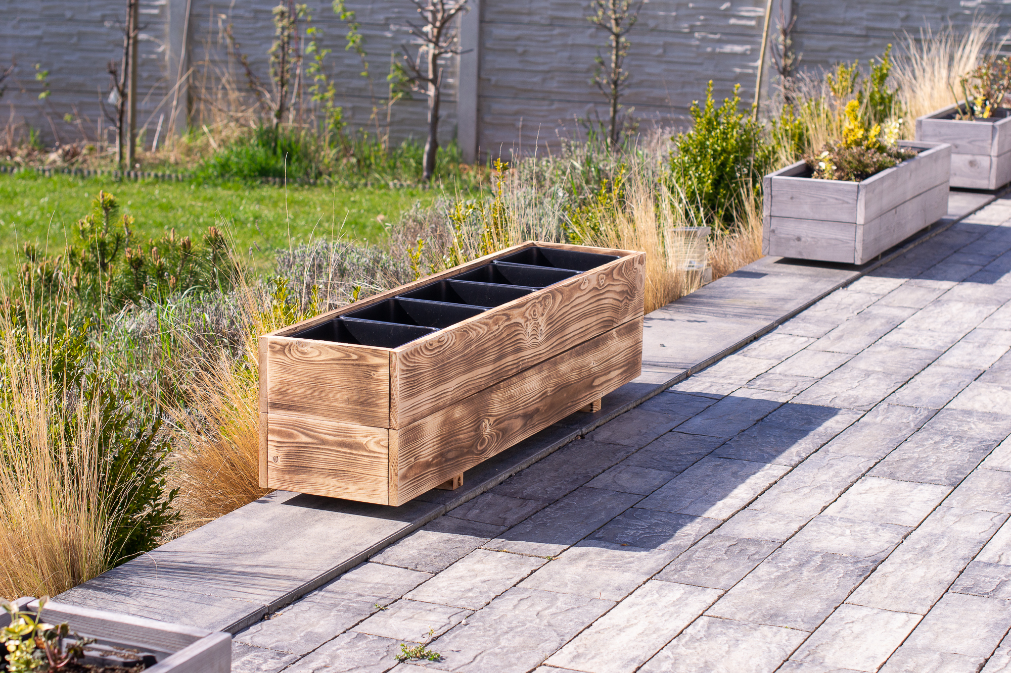 Opalovaný truhlík na terase v zahradě