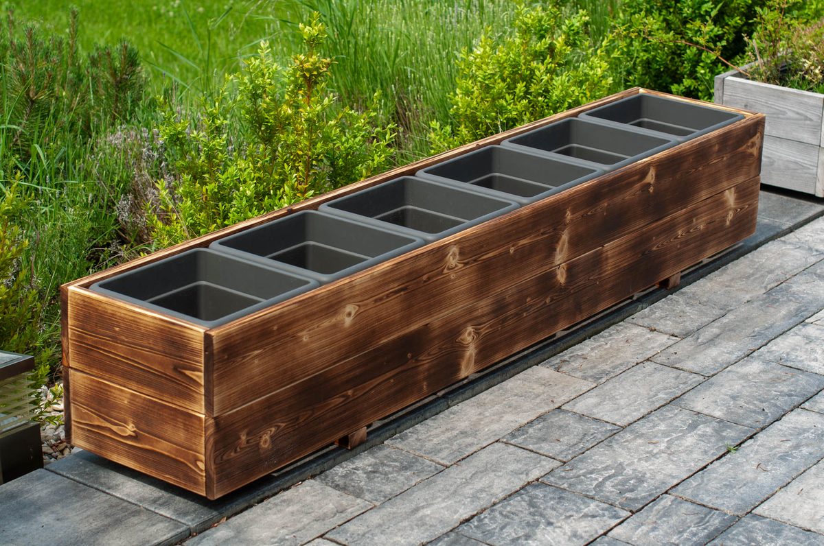 Samozavlažovací truhlík opalovaný 155 cm s vyjímatelnými vložkami na terase