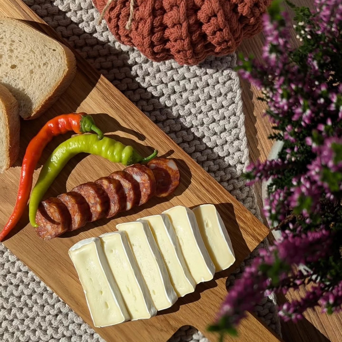 Drevené kuchynské dosky na krájanie: Praktický a štýlový doplnok do vašej kuchyne