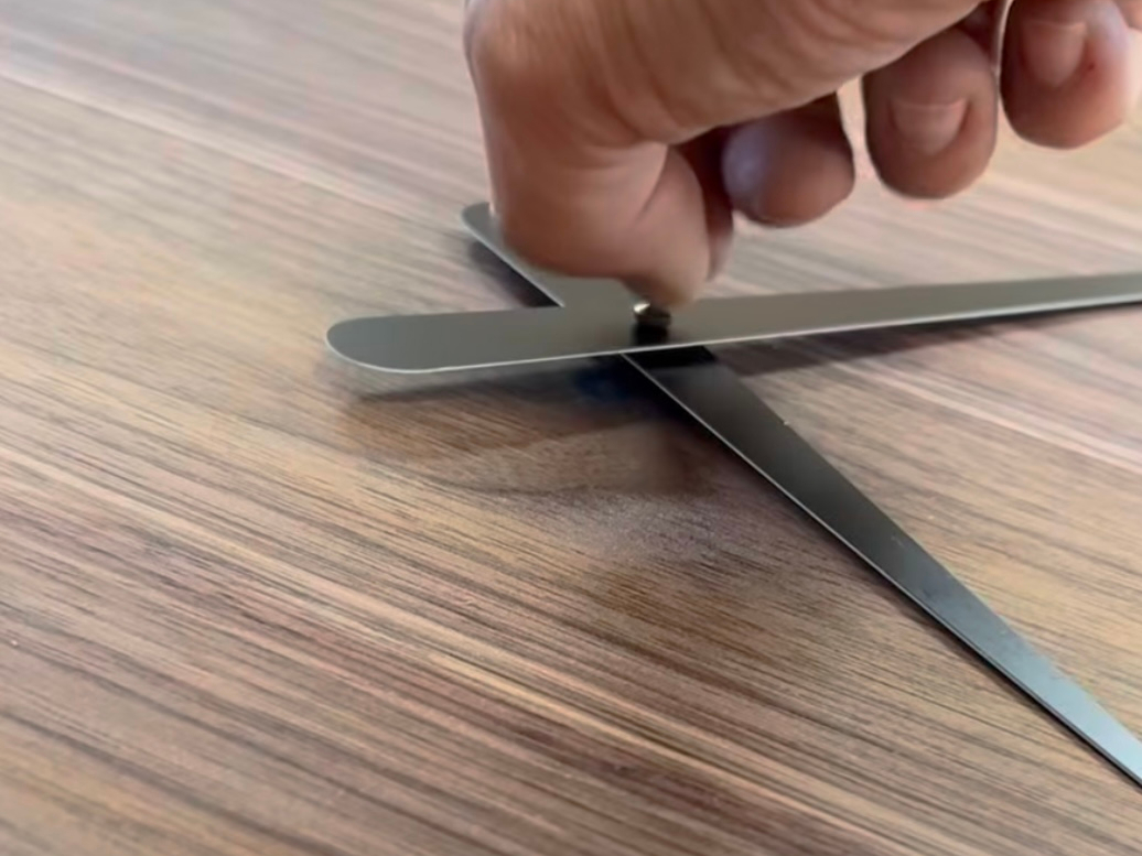 Zrození hodin: Jak v naší dílně měníme hrubé prkno v unikátní ciferník