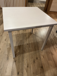 Bílý dubový jídelní stůl masiv