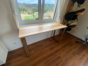 Jasanový psací stůl detail