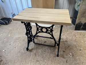 Malý jasanový stoleček