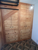 Vestavěná modřínová skříň