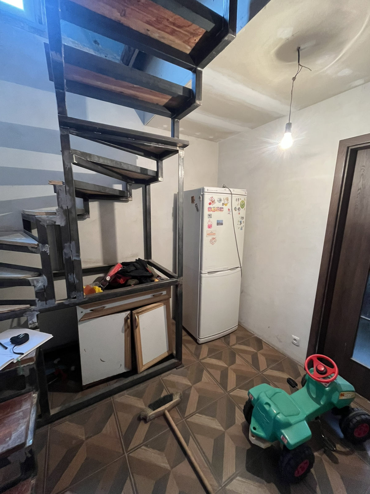 Železná konstrukce schodiště před obložením