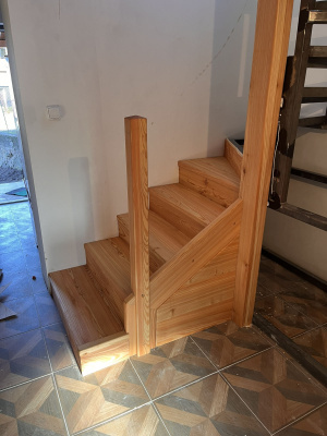 Detail modřínového schodiště