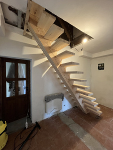 Borovicové schody detail