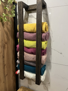 Dřevěný držák na ručníky