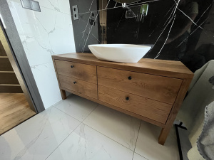 Dubová komoda do koupelny