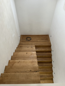 Dubové pódiové schody