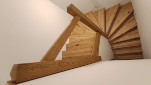 Masivní dubové schody