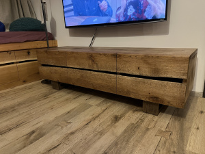 Masivní dubový TV stolek