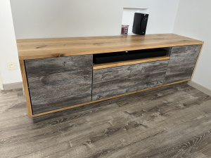 Masivní dubový TV stolek detail