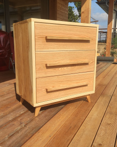 Jasanová komoda s prvky červeného dubu