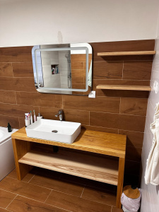 Jasanový stolek pod umyvadlo