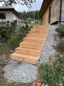 Stylové pražcové schody