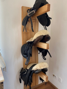 Dřevěný stojan na koňská sedla