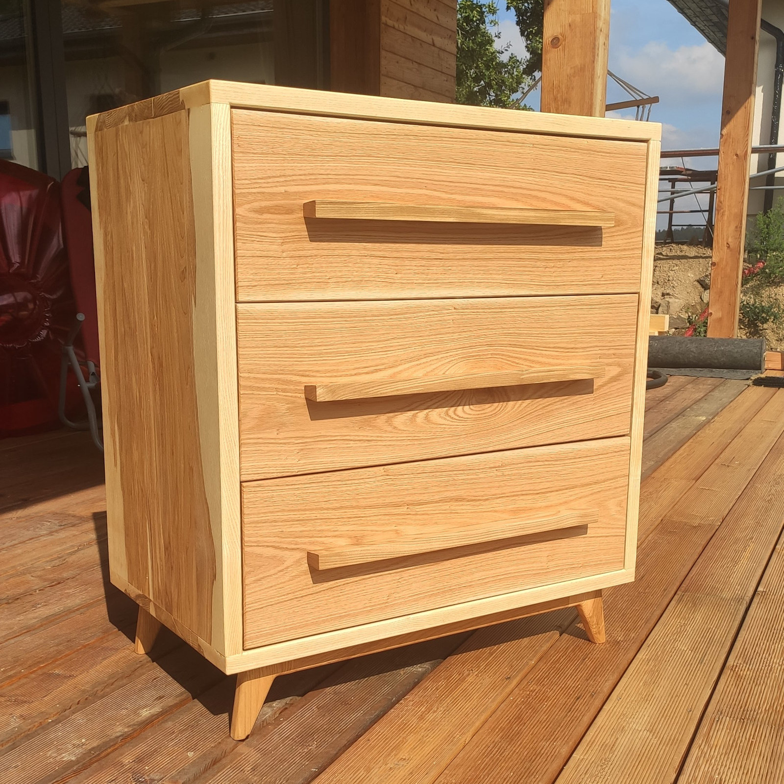 jasanova-komoda-s-cervenym-dubem-2