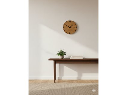 drevene hodiny s cernymi rucickami a cislicemi 1