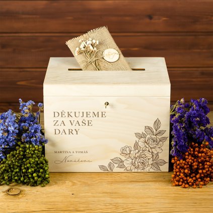 724 drevena svatebni truhla na prani dekujeme za vase dary s inicialy novomanzelu