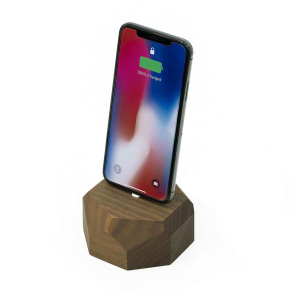 Dřevěná nabíječka na iPhone Materiál:: Ořech