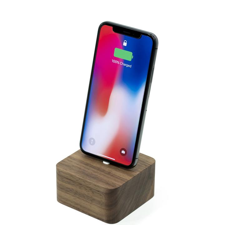 Dřevěná nabíječka iPhone - kostka Materiál:: Ořech