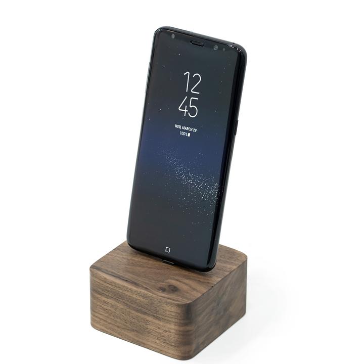 Dřevěná nabíječka Android - kostka (USB-C) Materiál:: Ořech