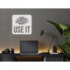 Dřevěný nápis na zeď USE IT