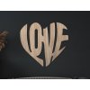 Holzaufschrift LOVE im Herzen