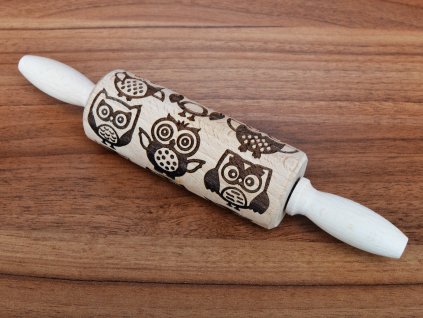 Embosovaný váleček se sovičkami, vypalovaný, délka 24 cm