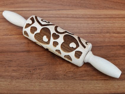 Embosovaný váleček se srdíčky, vypalovaný, délka 24 cm