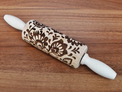 Embosovaný váleček se květy, vypalovaný, délka 24 cm