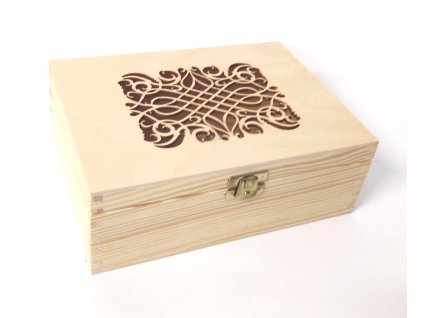 Dřevěná dárková krabička s vyřezávaným víkem a zapínáním - přírodní