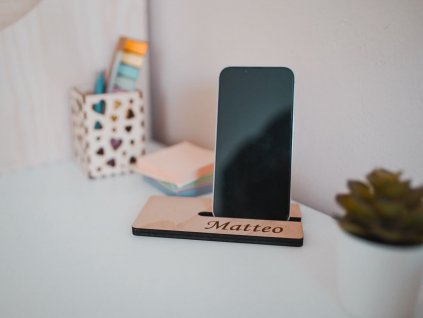 Dřevěný stojánek na mobil se jménem