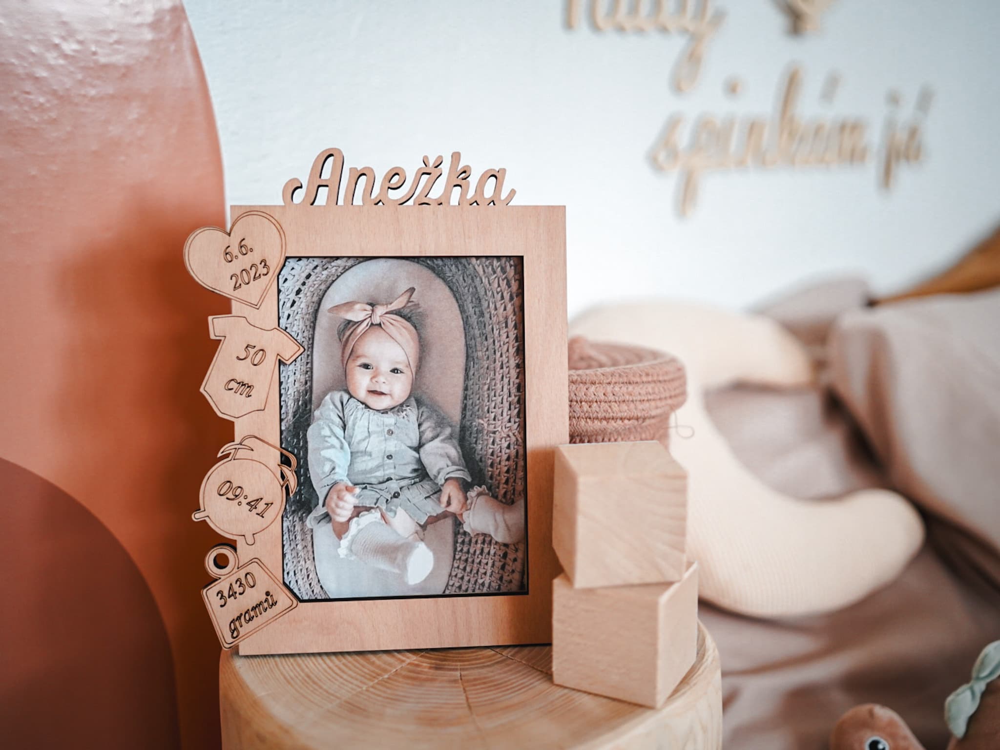 Dřevěný fotorámeček se jménem k narození dítěte 13 x 18 cm