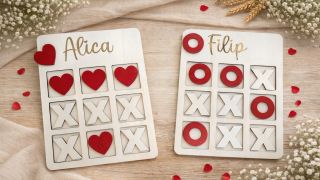 Niektoré hry nikdy nezostarnú. Len dostanú krajšiu podobu 🤍 Drevené piškvorky s menom sú malý návrat k jednoduchým chvíľam...