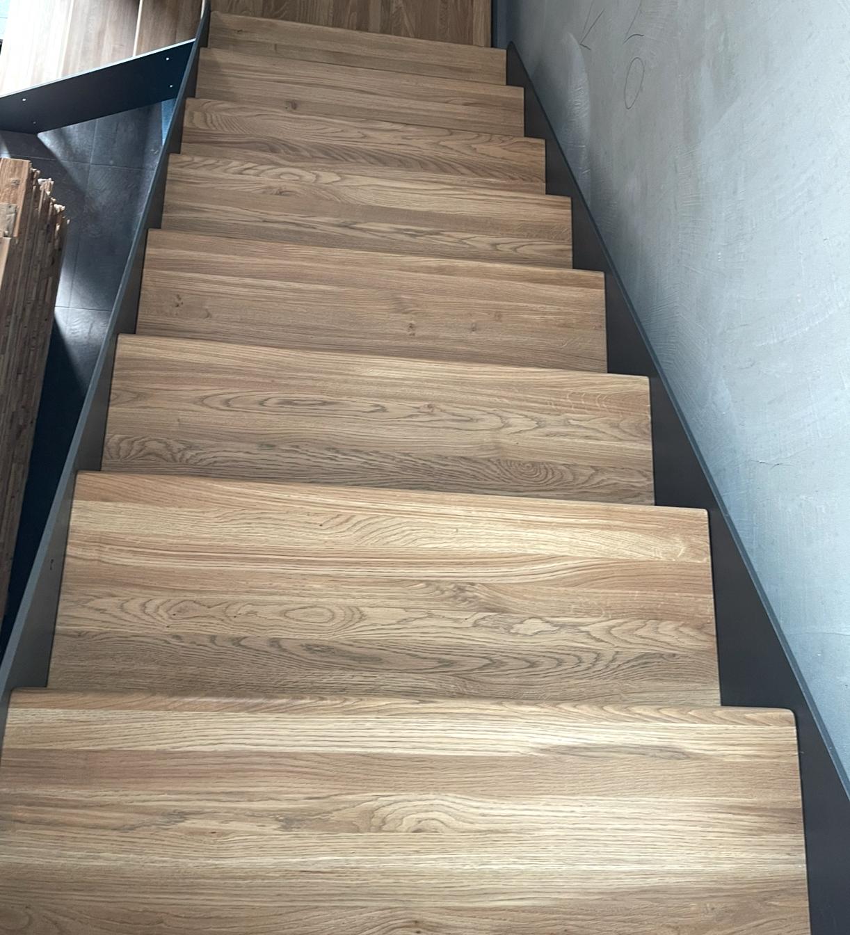 Krásne dubové schody v modernom rodinnom dome