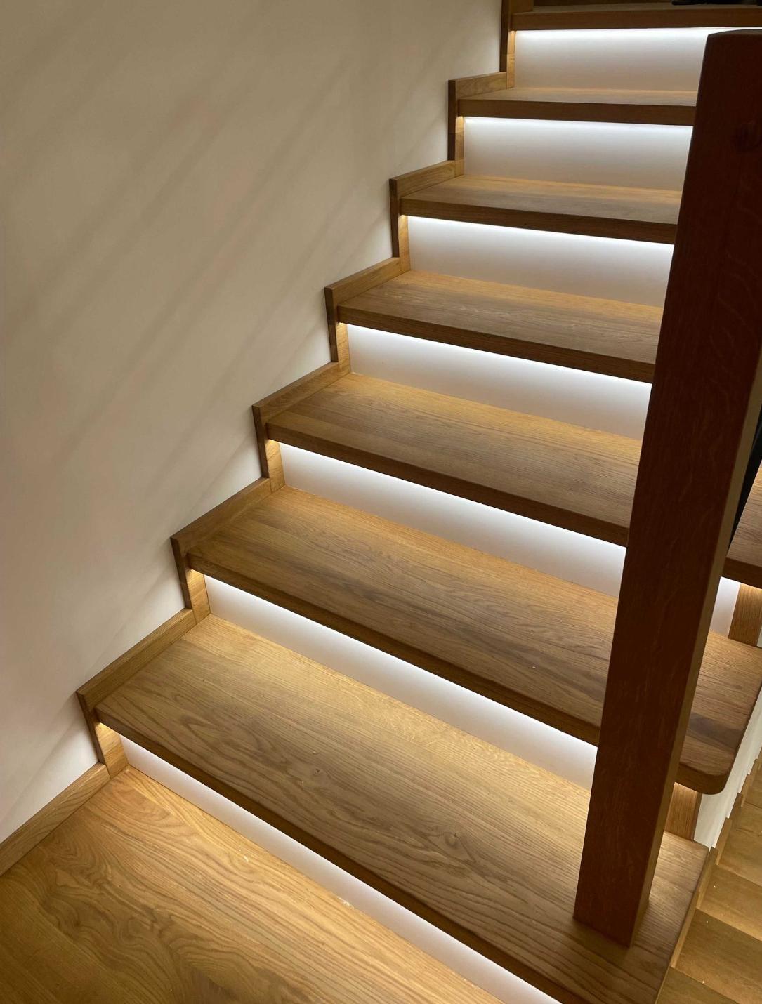 Detail textúry dubového dreva s výraznými letokruhmi