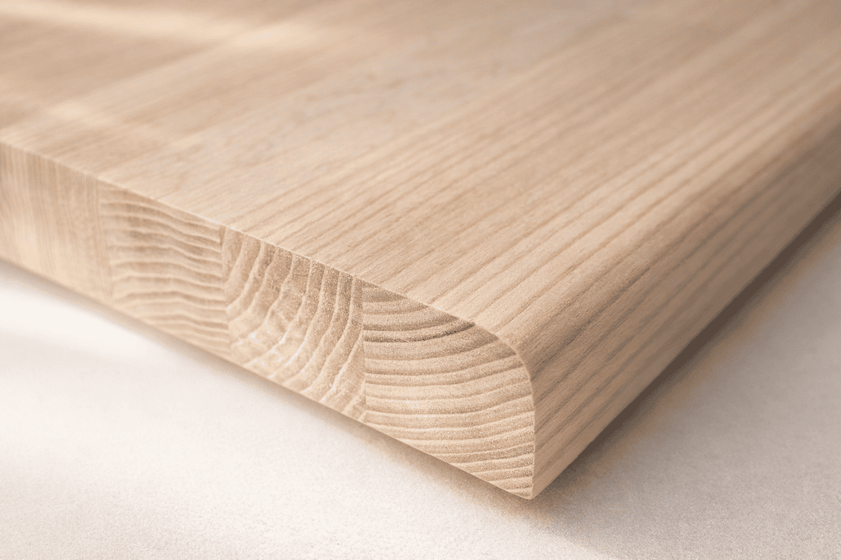 Jaseňová schodová stupnica – detail zaobleného nosu a hrany